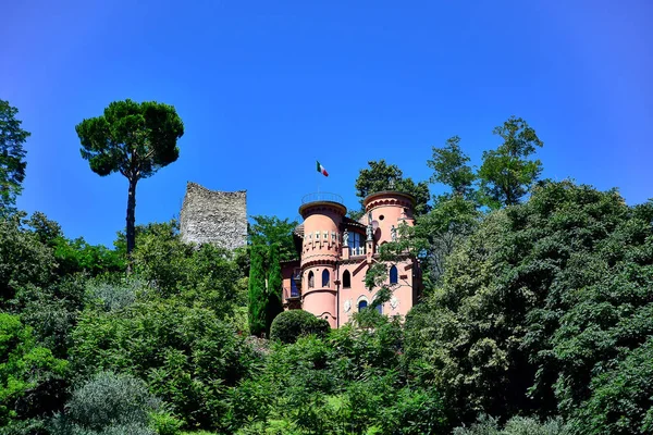 Un pequeño castillo rosa con bandera italiana . — Foto de Stock