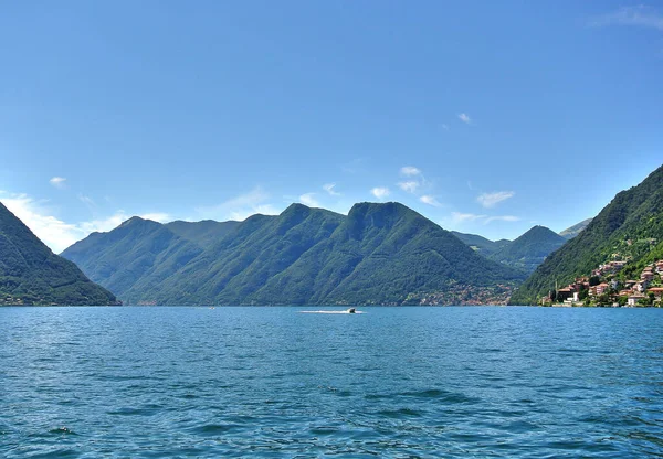 科莫湖，青山高山. 免版税图库照片