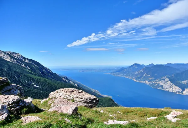 Monte Baldo, uçurumlar ve dağlar, mavi Garda Gölü 'nün altında..