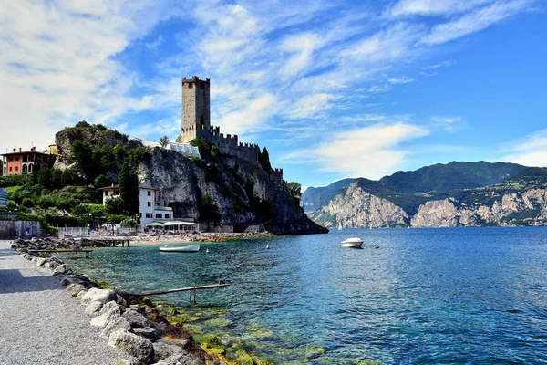 Um castelo medieval à beira do lago com muralhas fortificadas . — Fotografia de Stock