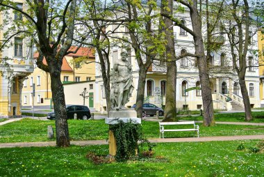 Parktaki antika bir adamın anıtı..