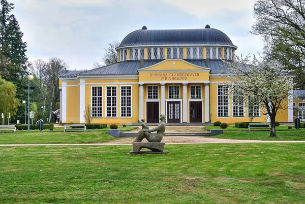 Edificio amarillo Dvorana Glaubirovych Pramenu . —  Fotos de Stock