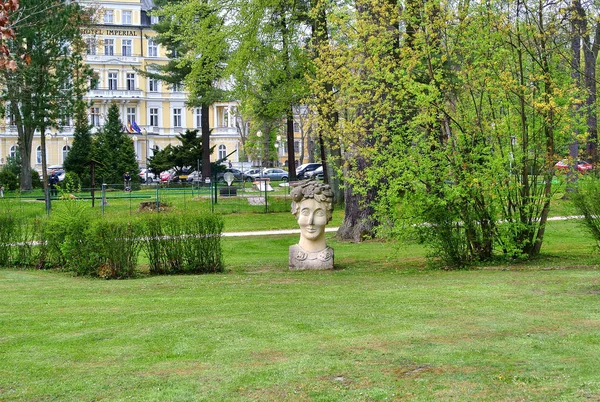 Busto di un monumento a un maschio testa antica nel parco . — Foto Stock