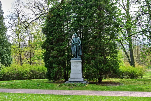 Monument över Franciscvs I i parken. — Stockfoto