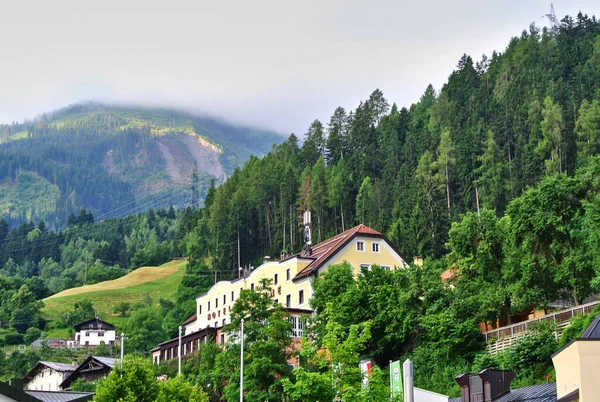 Landeck Austria Yellow House Brown Roof Trees Small Town Green — Stock Photo, Image