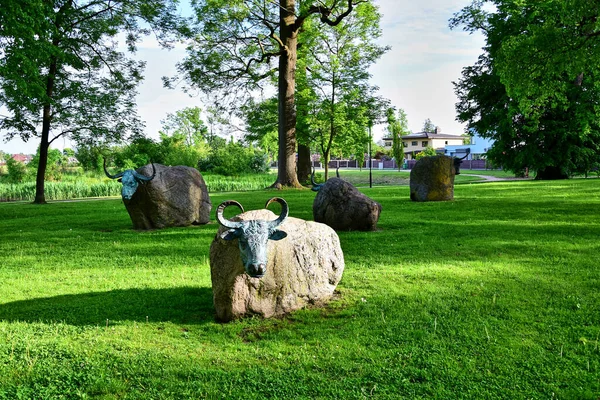 Ventspils Latvia 2017 Installation Four Figures Large Stone Bulls Boulders — Stock Photo, Image