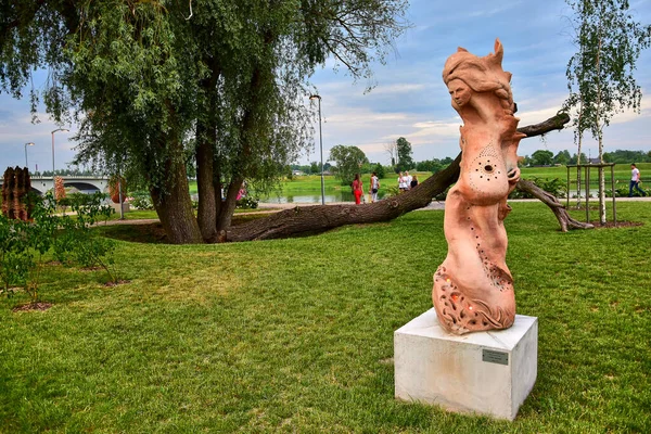 Jelgava Letonia 2019 Escultura Cerámica Gran Tamaño Chamota Los Días — Foto de Stock