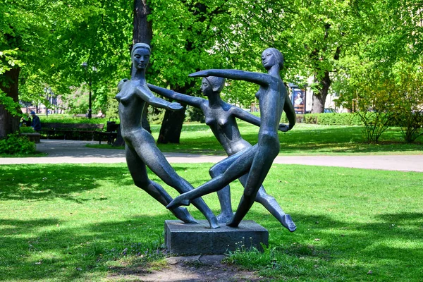 ラトビア 2018年 平和ダンス彫刻 3人の裸の女性が輪の中で踊っている バスティーカーン公園 緑の草や木 — ストック写真