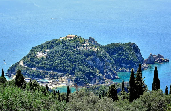 希腊科孚 一座半圆形的山 被绿树覆盖在被爱奥尼亚海环绕的海角上 生命之春 修道院的顶部 免版税图库图片