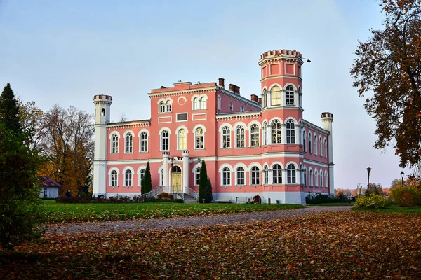 Birini Latvia 2018 Birini Manor Dark Pink Castle White Decor — 图库照片