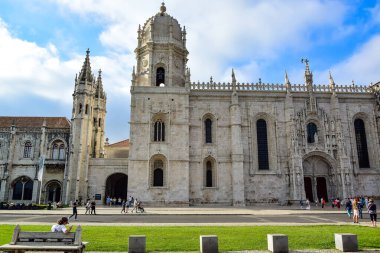 Lizbon, Portekiz - Hieronymitler Manastırı (Mosteiro dos Jernimos), Portekiz mimarisinin geç dönem Gotik el kitabının bir anıtı, mavi gökyüzü.
