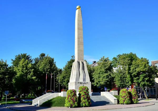 Cesis Latvia 2017 Monument Freedom Cesis High Stone Obelisk Golden — Stock Photo, Image