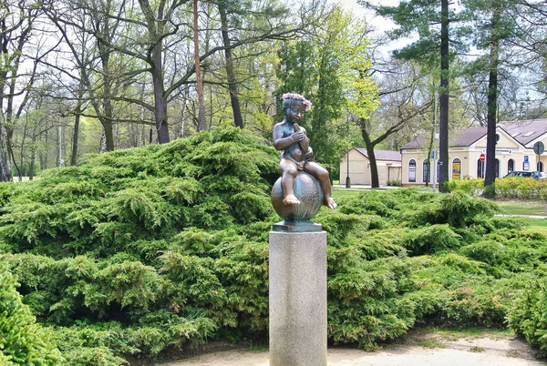 Frantiskovy Lazne Czech Republic 2016 Frantisek雕塑 一个裸体男孩的雕像 坐在一个球上 手里拿着一条鱼 头戴花环 图库图片
