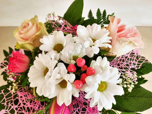 Bouquet White Daisies Gerberas Pink Yellow Roses Green Leaves Pink — Stock Photo, Image
