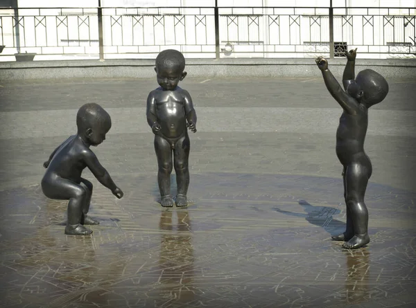 Estas Son Las Cifras Cuatro Niños Tres Niños Niñas Prototipo —  Fotos de Stock