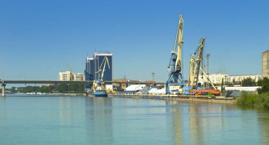 Astrakhan limanındaki köprü ve vinçlerin görüntüsü. Rusya.