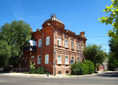 Astrakhan şehrinde eski bir ev. Rusya. 