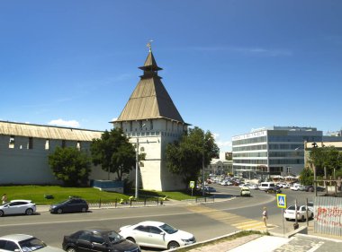 Astrakhan. - Rusya. 06.23.17. Şehrin mimarisi işte. Astrakhan Kremlin Kulesi ve Duvarı.