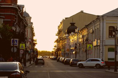 Astrakhan şehrinin akşam caddesi. 