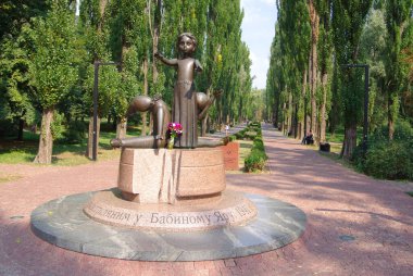 Kiev. Ukrayna. 3.09.19. Babi Yar 'da vurulan Nazizm kurbanlarının çocukları için bir anıt..