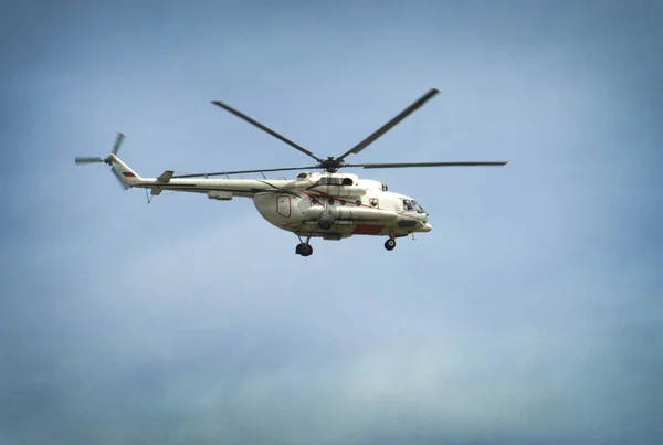 Hubschrauber Fliegt Gegen Den Blauen Himmel — Stockfoto