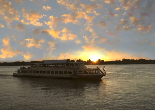 Das Schiff Fährt Auf Der Wolga Vor Sonnenuntergang — Stockfoto