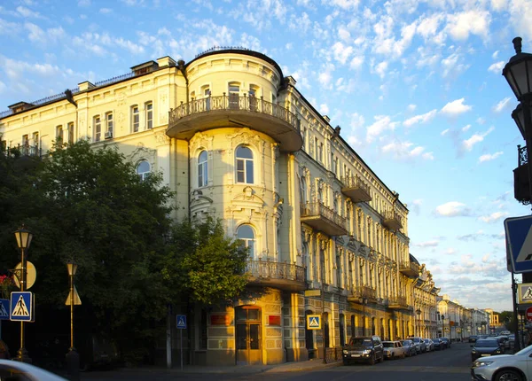 Astrakhan şehrinin akşam caddesi. 