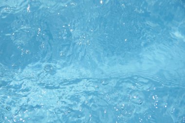 Dalgalı suyun mavi arkaplanı.