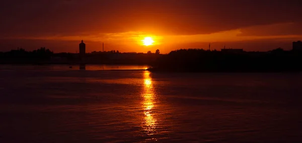 Pôr Sol Amarelo Sobre Rio Volga Cidade Astrakhan — Fotografia de Stock