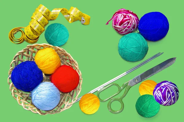ハンドクラフトキット 編み物のためのさまざまな色の束で糸 — ストック写真