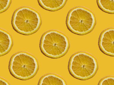 Sarı zemin üzerinde portakal dilimleri olan kusursuz bir desen..