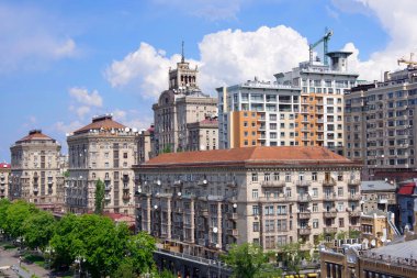 Ukrayna. Kiev. 05 / 05 / 20. Şehir merkezindeki Khreshchatyk caddesindeki yükseklik manzarası..