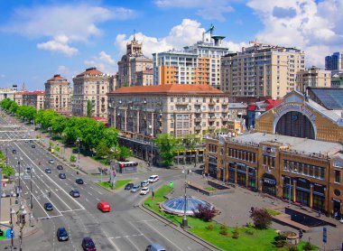 Ukrayna. Kiev. 05 / 05 / 20. Güneşli bir günde şehir merkezindeki Khreshhatyk Caddesi 'nin tepesinden bir manzara..