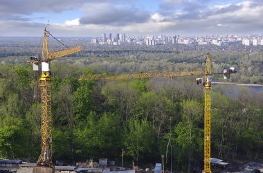 Kiev. Ukrayna. 04.28.20. Şehirde inşaat işi var..