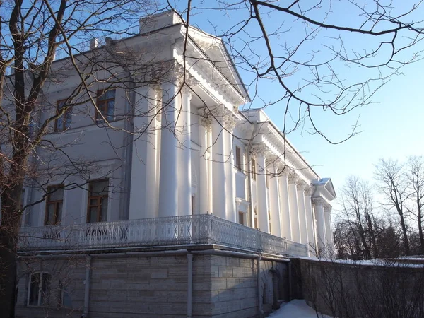 Winter park. Architecture, Palace. — Stock Photo, Image