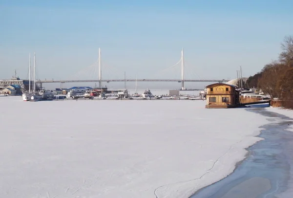 Dépasser le nouveau pont routier traversant le golfe de Finlande . — Photo