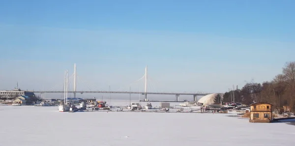 Dépasser le nouveau pont routier traversant le golfe de Finlande . — Photo