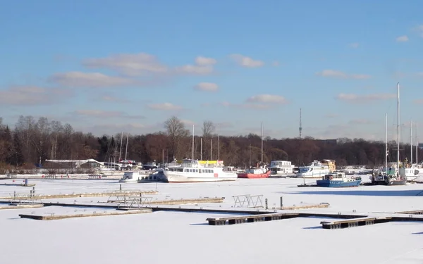 L'hiver, le golfe de Finlande, une jetée pour les yachts . — Photo