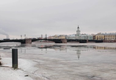Sert ve görkemli bir şehir.
