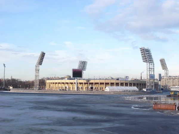 Fotbalový stadion. Město na jaře. — Stock fotografie