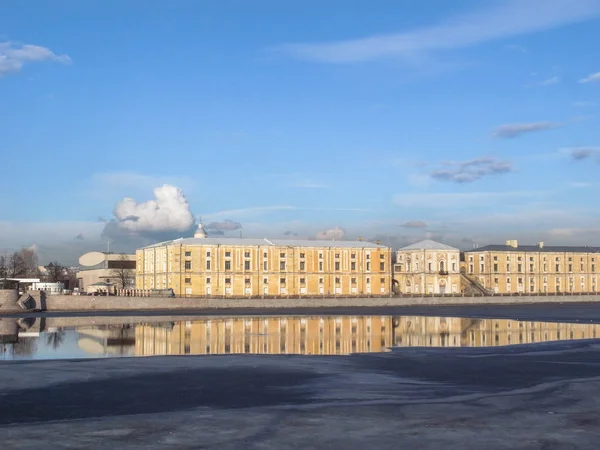 Здание Военно-космического кадетского корпуса имени Петра Великого . — стоковое фото