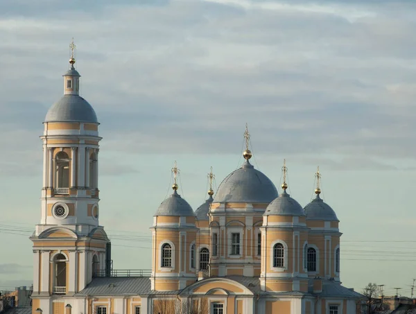 Stadt im Frühling. Tempel. — Stockfoto