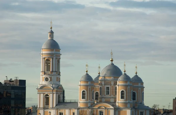 Stadt im Frühling. Tempel. — Stockfoto