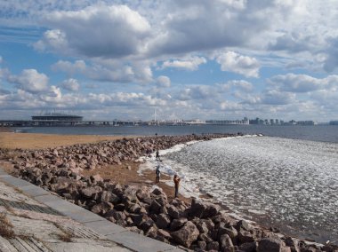 Bahar, körfezin kıyısında.