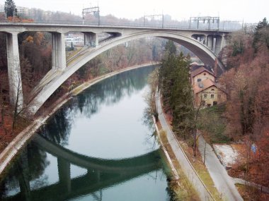 Bizim tren İsviçre'ye. Bern şehir. kemerli köprü.