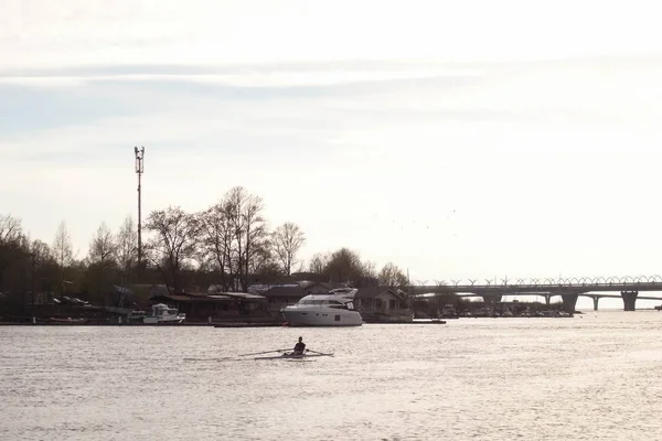 Reste dans le parc. Sport, coucher de soleil, homme en kayak . — Photo