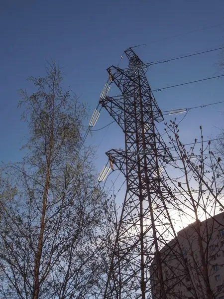 Puissance haute tension. Tour haute tension contre le ciel. Industrie . Photos De Stock Libres De Droits