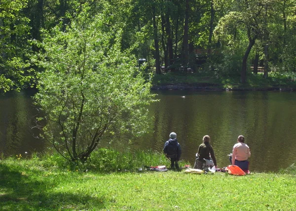 Les jeunes artistes peignent dans la nature. Reste dans le parc. Jour d'été. Arbres au-dessus de l'étang . — Photo