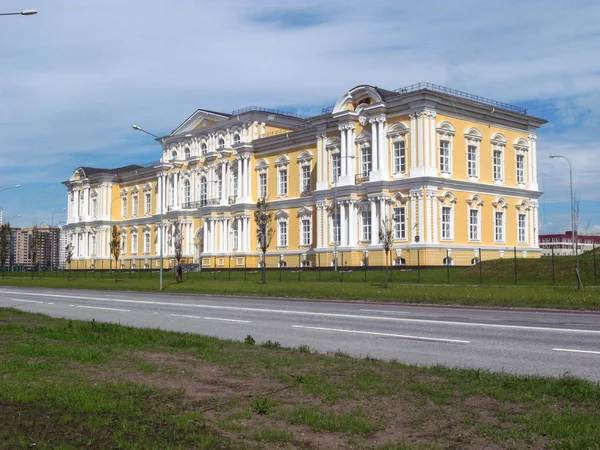 Külföldi elem, egy oázis a klasszicizmus, a város a modern kerületben. — Stock Fotó