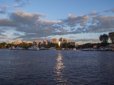 Binalar gökyüzüne karşı. Şehirde yaz.
